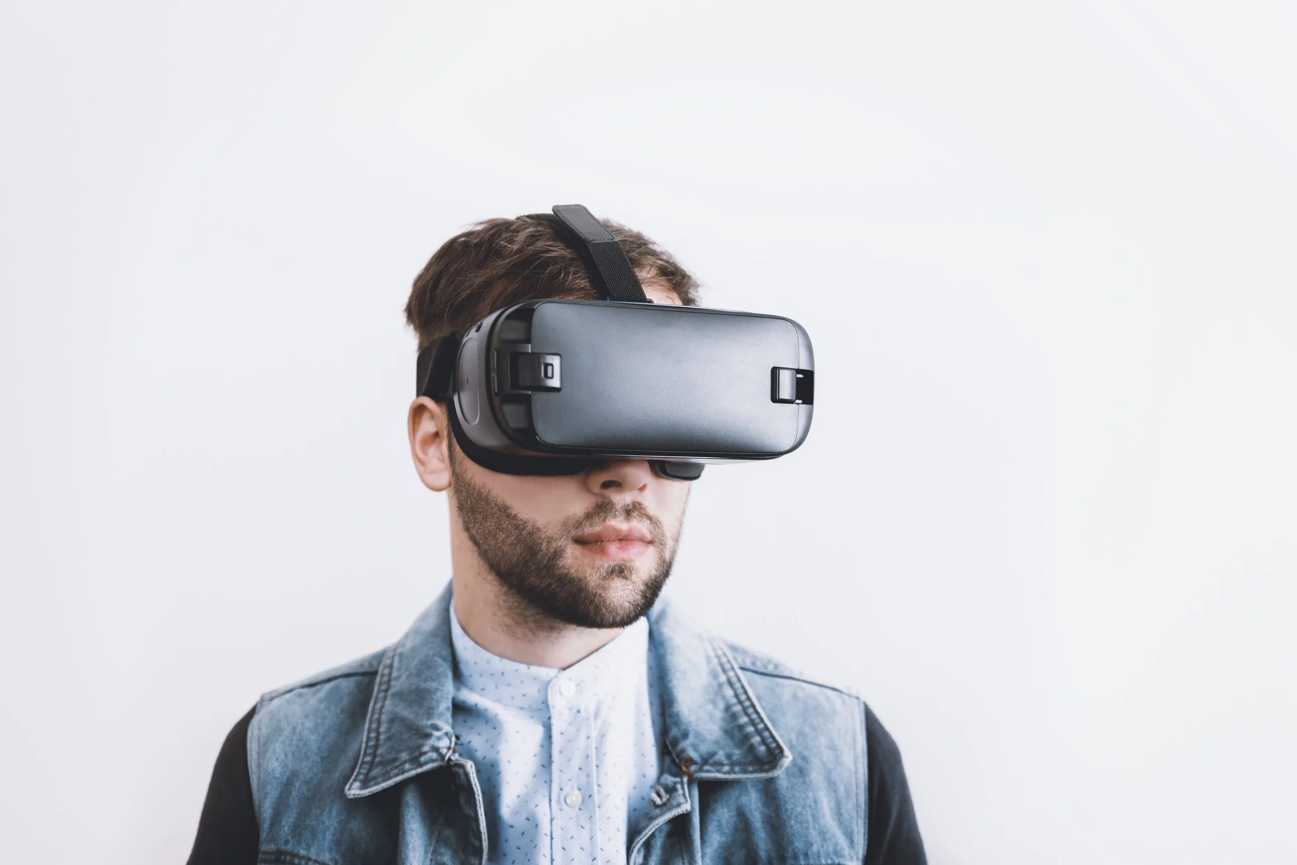 Virtual Reality (VR) and Augmented Reality (AR)